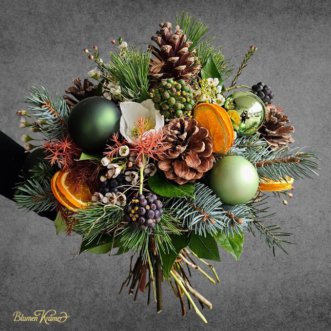 Weihnachtsstrauss mit Orangen Christrosen Zapfen Tannengrün und grünen Kugeln in Zürich online bestellen