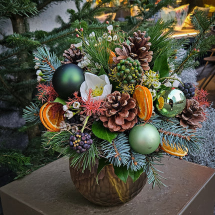Weihnachtsstrauss mit Orangen Christrosen Zapfen Tannengrün und grünen Kugeln in Zürich verschicken