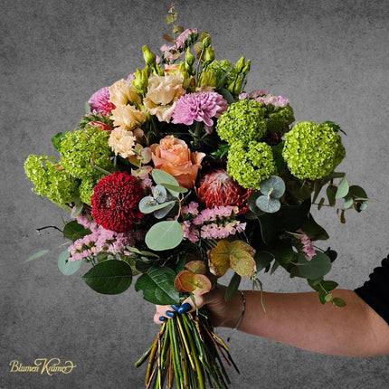 Blumenstrauss mit grünem Viburnum Rosen Chrysanthemen und Eukalyptus kaufen