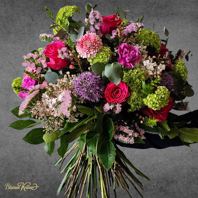 Frühlingsstrauss mit pinken Rosen Viburnum Eukalyptus und saisonalen Blüten rosa violett grün frisch gebunden