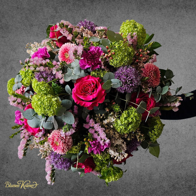 Frühlingsstrauss mit pinken Rosen Viburnum Eukalyptus und saisonalen Blüten rosa violett grün online bestellen Zürich