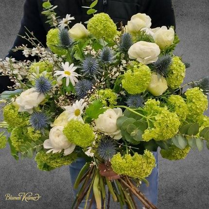 Natürlicher Frühlingsstrauss mit weissen Rosen Schneeball Disteln und Eukalyptus frisch gebunden in Zürich online bestellen