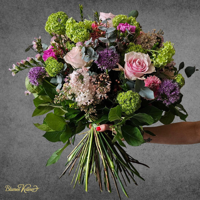 Blumenstrauss mit Rosen Viburnum Allium Flieder und Eukalyptus rosa grün frisch gebunden Zürich