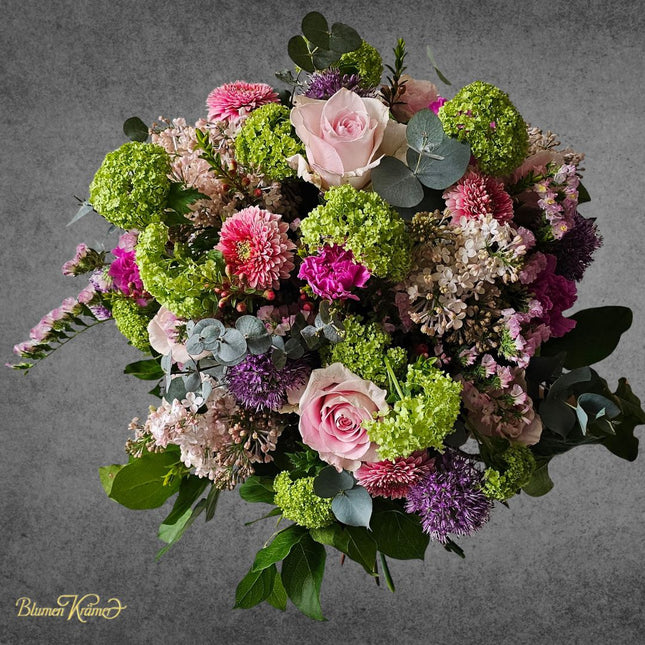 Blumenstrauss mit Rosen Viburnum Allium Flieder und Eukalyptus rosa grün online kaufen Zürich