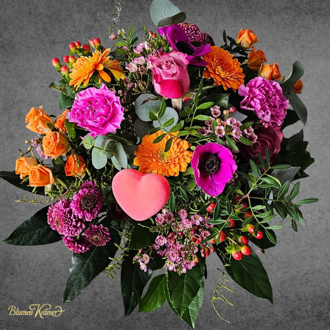 Farbenfroher Blumenstrauss mit rosa Herz, Rosen, Gerbera, Anemonen und Nelken, saisonal handgebunden, emotionale Geschenkidee Zürich