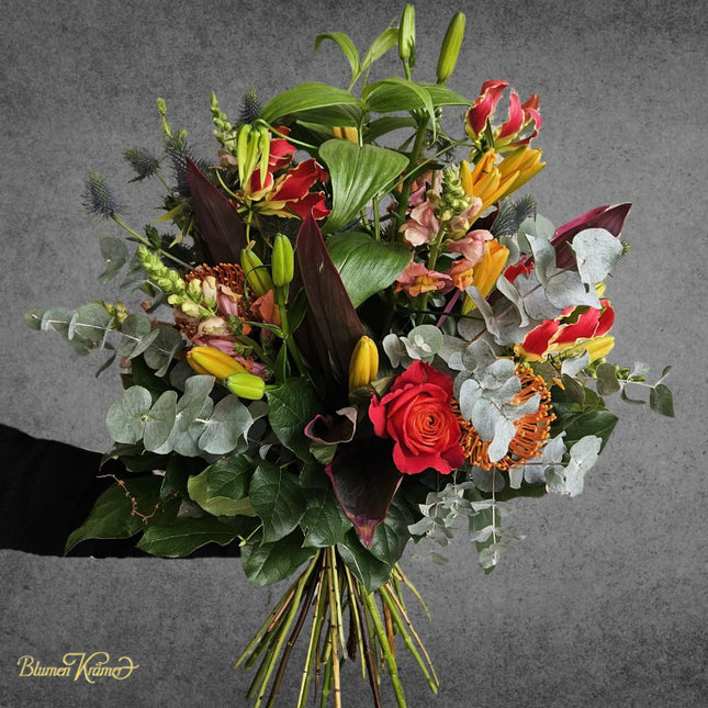 Herbstlicher Blumenstrauss mit Rosen Lilien und Eukalyptus aus Zürich online bestellen