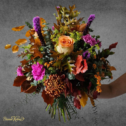 Herbst Winter Strauss mit Rosen Nelken Chrysanthemen saisonalen Blueten und Blaettern in Natur Braun Orange Lila Toenen online bestellen Zürich