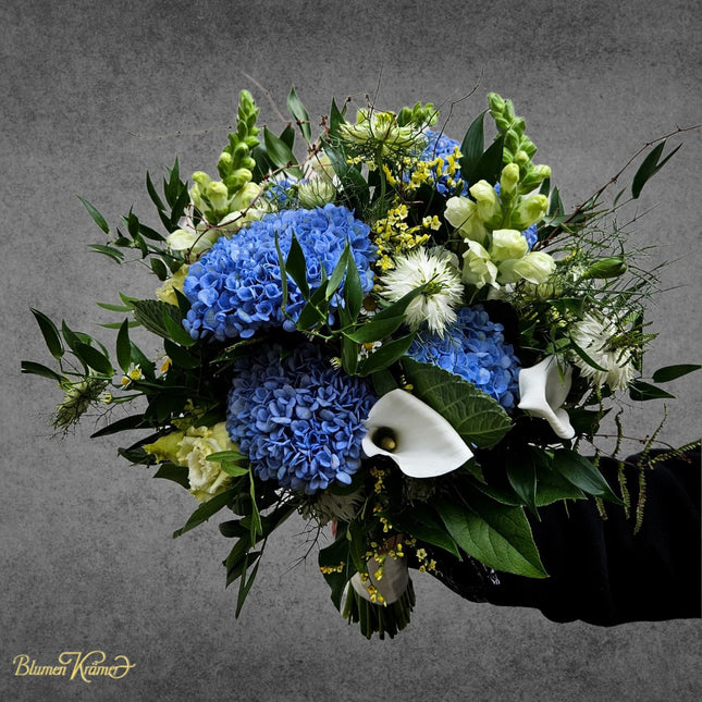 
Herbstlicher Blumenstrauss mit blauen Hortensien und weissen Callas online bestellen in Zürich – edle Herbstblumen frisch geliefert
