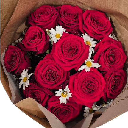 Roter Rosenstrauss mit Margeriten handgebunden im Blumenladen Zürich jetzt bestellen