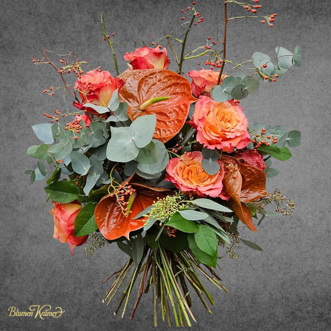 Blumenstrauss Love Story mit orangen Rosen, Anthurien und Eukalyptus aus dem Blumenladen Zürich online bestellen
