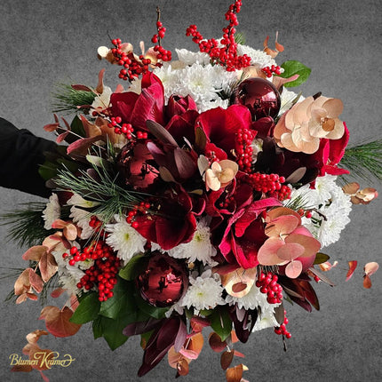 Weihnachtsstrauss in Rot Grün Weiss mit Amaryllis Chrysanthemen Schwarzkiefer Ilex und kupferfarbenem Eukalyptus aus Zürich