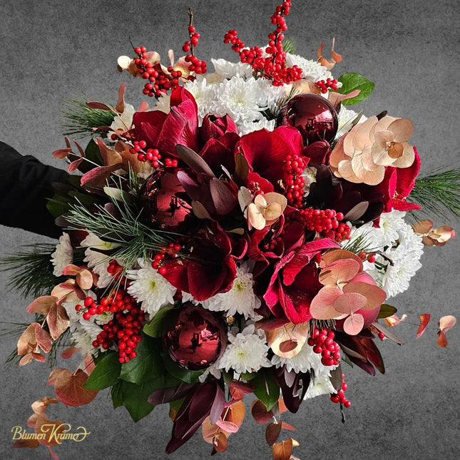 Weihnachtsstrauss in Rot Grün Weiss mit Amaryllis Chrysanthemen Schwarzkiefer Ilex und kupferfarbenem Eukalyptus aus Zürich