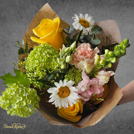 Maiengrüsse Blütentüte mit Margeriten, Rosen, Viburnum, Leuenmäulchen und Eukalyptus handgebunden – Blumenstrauss Zürich Geschenk online bestellen