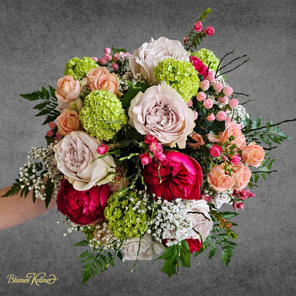 Edler Blumenstrauss mit Rosen Pfingstrosen und Frühlingsblumen Zürich Muttertag online bestellen Lieferung heute