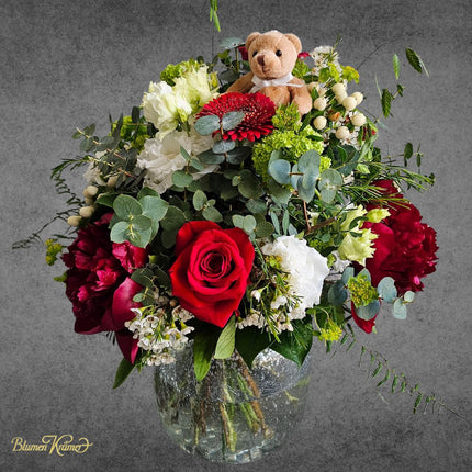 Romantischer Blumenstrauss mit roten Rosen weissen Blüten und Teddy Schlüsselanhänger in Zürich bestellen

