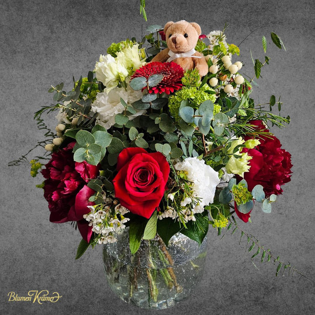Romantischer Blumenstrauss mit roten Rosen weissen Blüten und Teddy Schlüsselanhänger in Zürich bestellen

