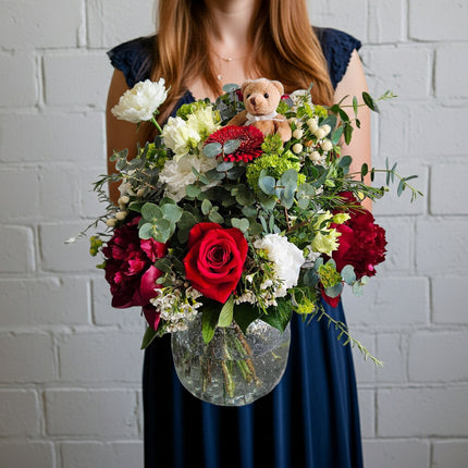 Romantischer Blumenstrauss mit roten Rosen weissen Blüten und Teddy Schlüsselanhänger in Zürich liefern