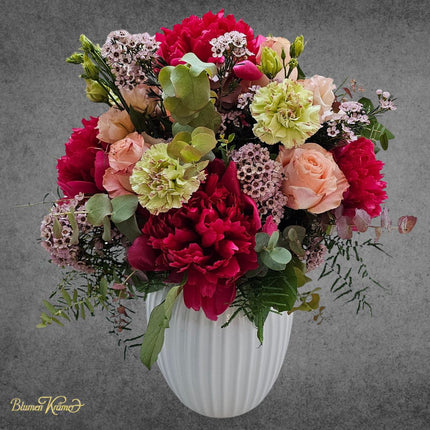 Pfingstrosenzauber Blumenstrauss mit Pfingstrosen Rosen Nelken und Eukalyptus online kaufen in Zürich
