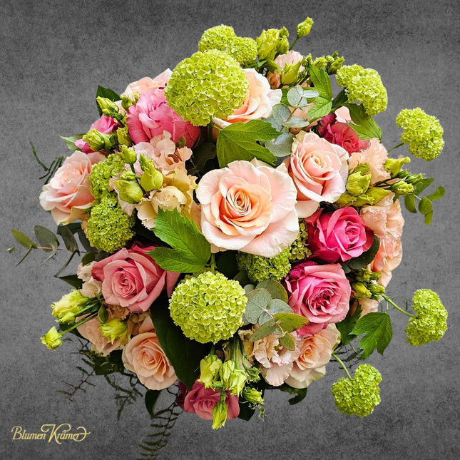 Rosenhauch Blumenstrauss mit Viburnum rosa Rosen und lachs Lisianthus Lieferung in Zürich und Umgebung