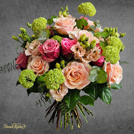 Rosenhauch Blumenstrauss mit Viburnum rosa Rosen und lachs Lisianthus online kaufen in Zürich