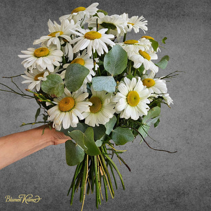 Blumenstrauss mit weissen Margeriten und grünem Eukalyptus zum Muttertag liefern lassen Zürich