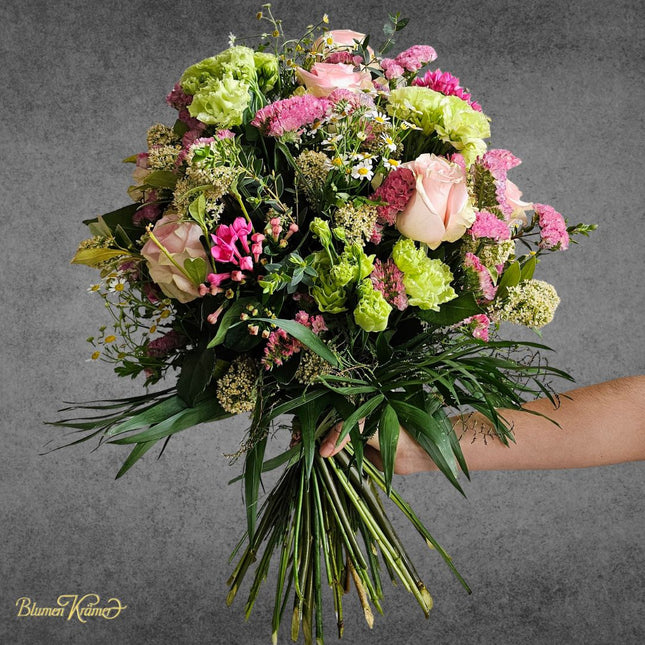 Frühlings Blumenstrauss mit Rosen, Kamille, Nelken und saisonalen Blumen handgebunden – Blumenstrauss Zürich Geschenk online bestellen