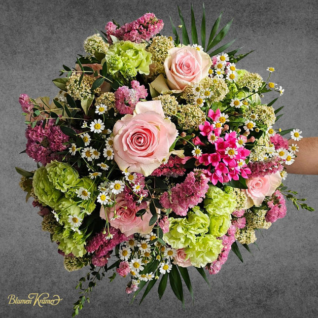 Frühlings Blumenstrauss mit Rosen, Kamille, Nelken und saisonalen Blumen handgebunden – Blumenstrauss Zürich Geschenk liefern lassen