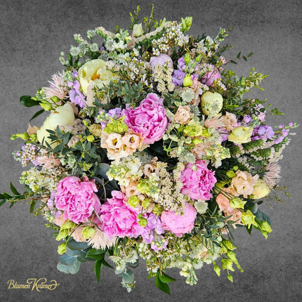 Frühlings Blumenstrauss mit Pfingstrosen Lisianthus und saisonalen Blumen online kaufen in Zürich mit Lieferung