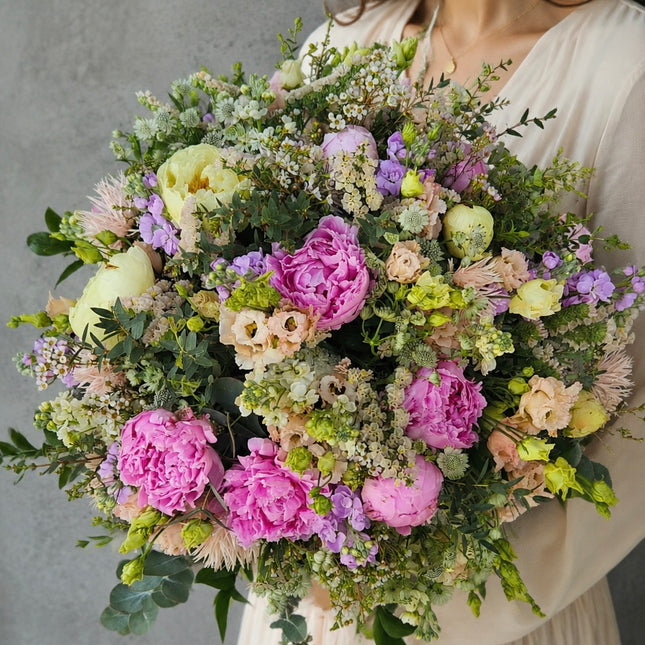 Blumenstrauss mit Pfingstrosen Lisianthus Geschenk online bestellen in Zürich mit Lieferung