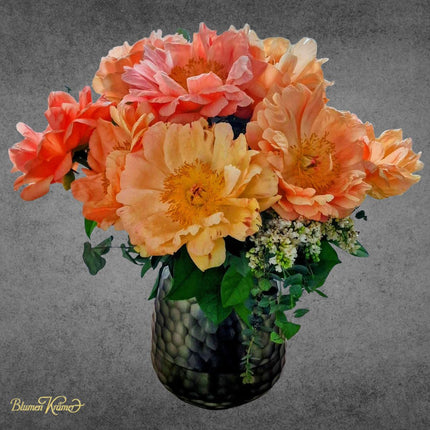 Pfingstrosen Coral Sunset grosse rosafarbene Blüten frisch gebunden Lachsrosa Creme Blickfang liefern in Zürich