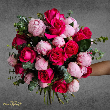 Blumenstrauss mit pinken Rosen rosa Pfingstrosen und Eukalyptus online bestellen Zürich