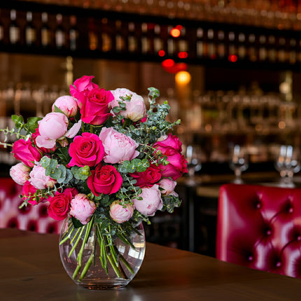 Blumenstrauss mit pinken Rosen rosa Pfingstrosen und Eukalyptus Lieferung Zürich