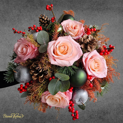 Weihnachtsstrauss mit rosa Rosen Tannenzweigen Zapfen rIlex und Kugeln in Zürich online kaufen