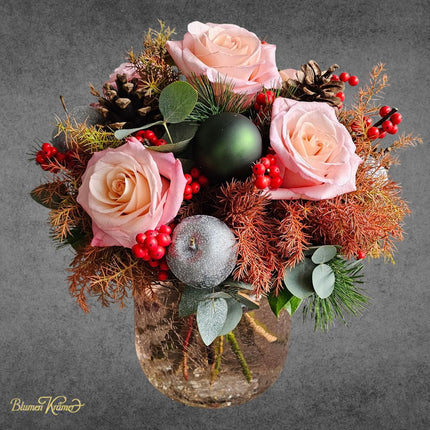Weihnachtsstrauss mit rosa Rosen Tannenzweigen Zapfen rIlex und Kugeln in Zürich online bestellen