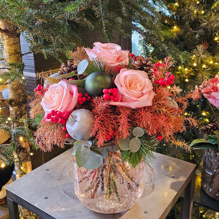 Weihnachtsstrauss mit rosa Rosen Tannenzweigen Zapfen rIlex und Kugeln in Zürich und Umgebung verschicken