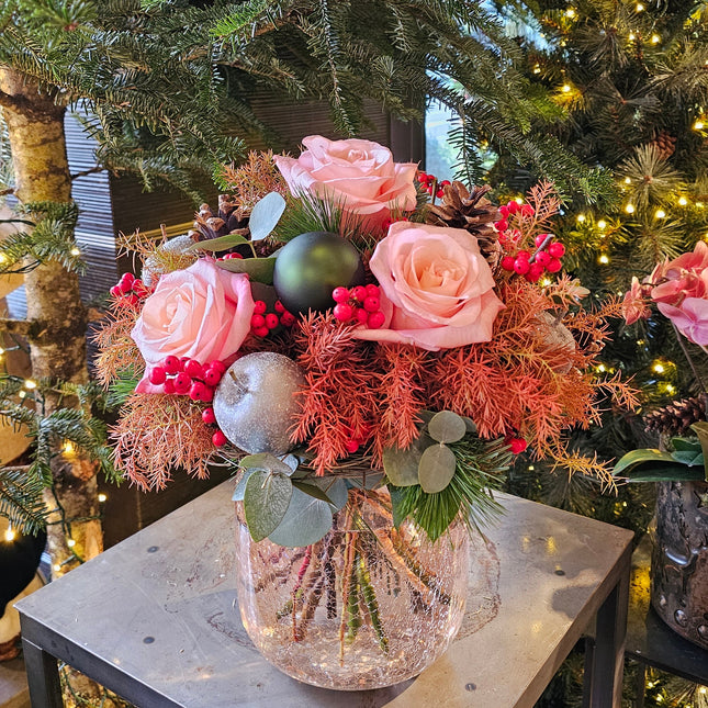 Weihnachtsstrauss mit rosa Rosen Tannenzweigen Zapfen rIlex und Kugeln in Zürich und Umgebung verschicken