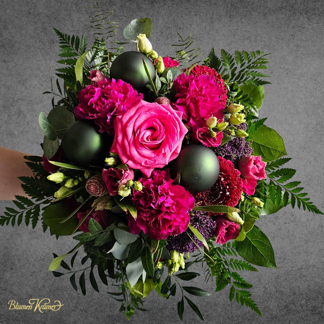 Blumenstrauss in Grün und Pink mit Rosen Nelken frischem Grün und grünen Kugeln in Zürich online kaufen