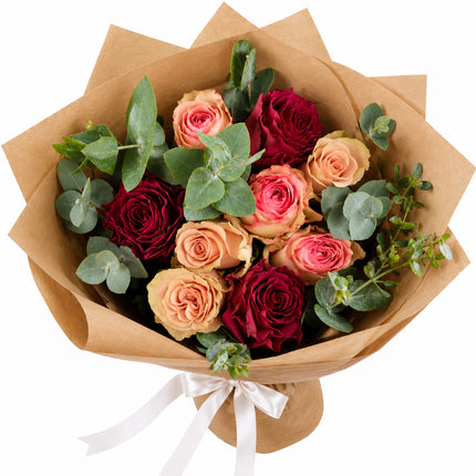 Blumentüte mit rosa und bordeauxfarbenen Rosen und Eukalyptus