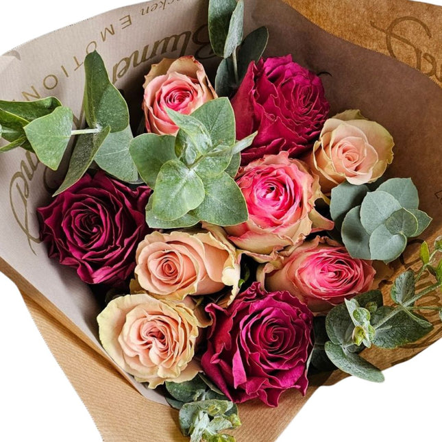 Blumentüte mit rosa und bordeauxfarbenen Rosen und Eukalyptus