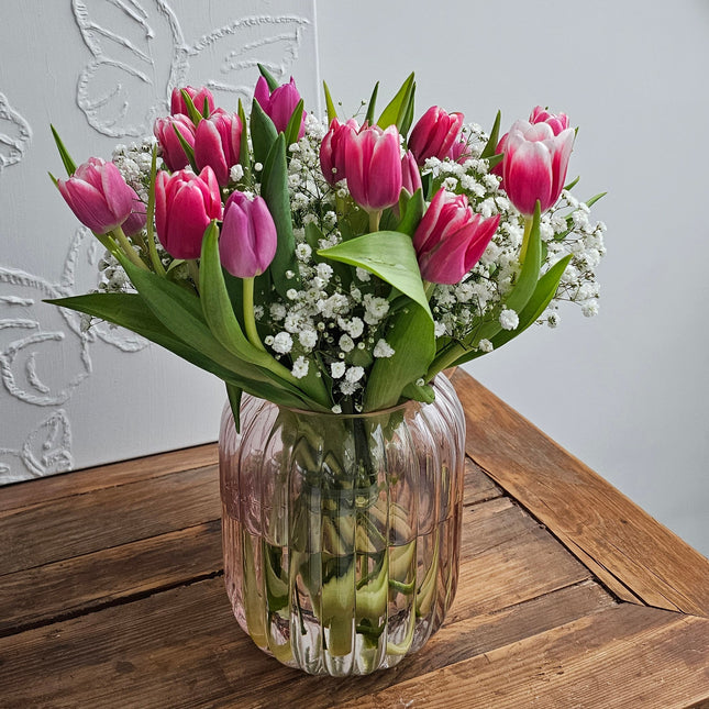 Strauss mit rosa Tulpen und Schleierkraut frisch gebunden in Zürich verschicken
