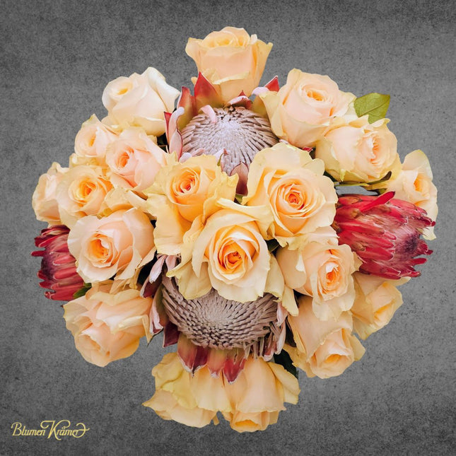 Blumenstrauss mit King Protea, Protea und Peach-Rosen aus Zürich verschicken