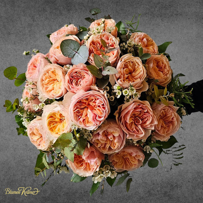 Rosenstrauss apricot mit edlen Gartenrosen und Eukalyptus kaufen