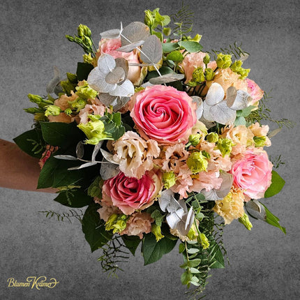 Winterstrauss Blumenstrauss mit pinken Rosen und saisonalen Blüten in Zürich