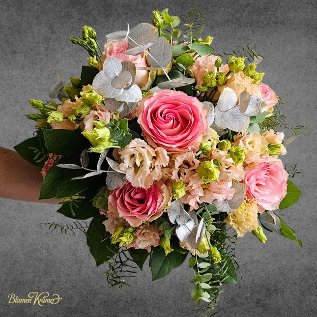 Winterstrauss Blumenstrauss mit pinken Rosen und saisonalen Blüten in Zürich