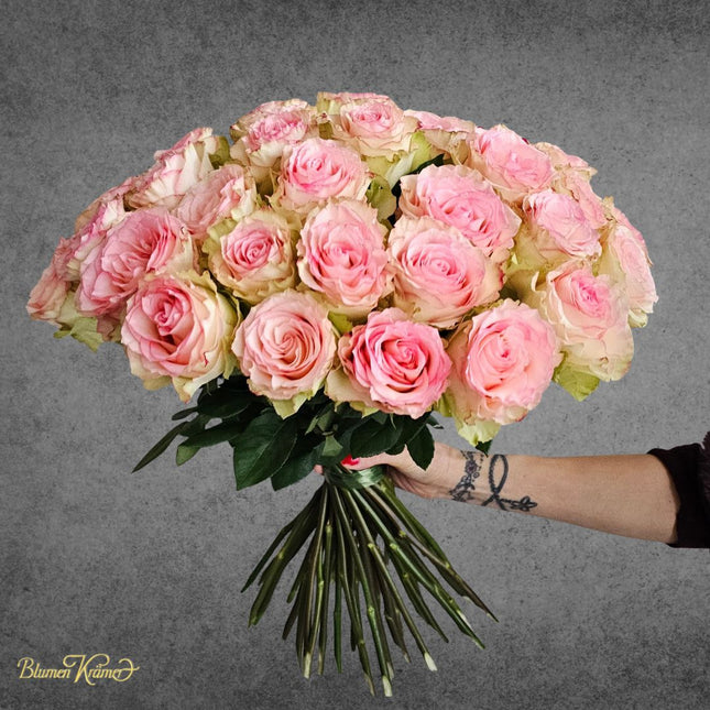 Esperance Rosenstrauss in Rosé und Crème frisch gebunden Blumen online kaufen in Zürich