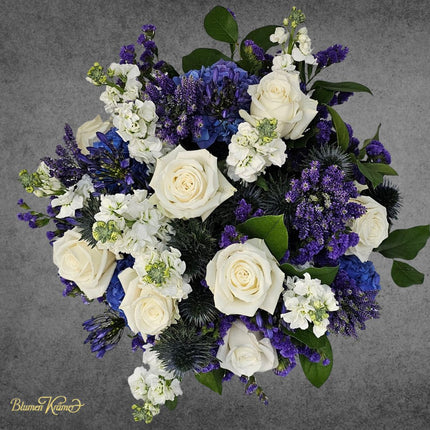 Eleganter Blumenstrauss mit weissen Rosen und blauen Blüten aus Zürich online bestellen