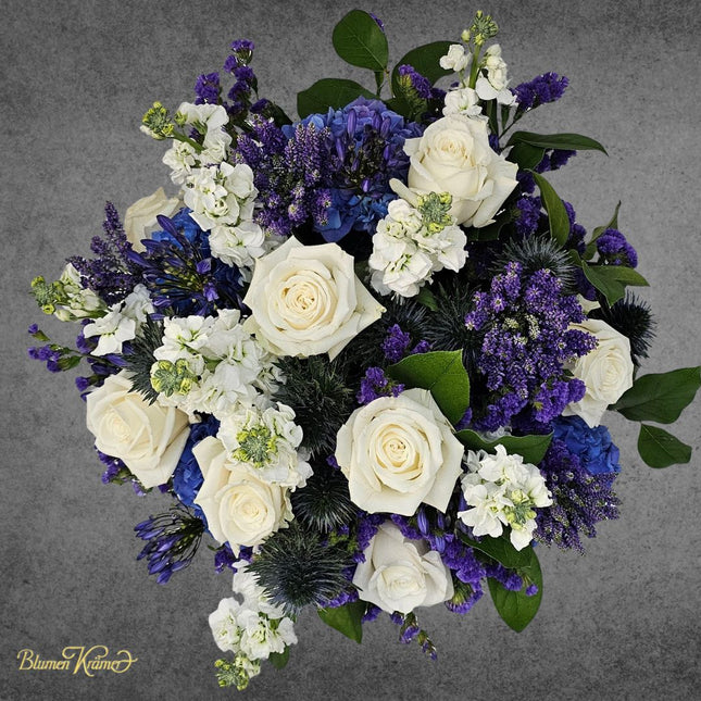Eleganter Blumenstrauss mit weissen Rosen und blauen Blüten aus Zürich online bestellen