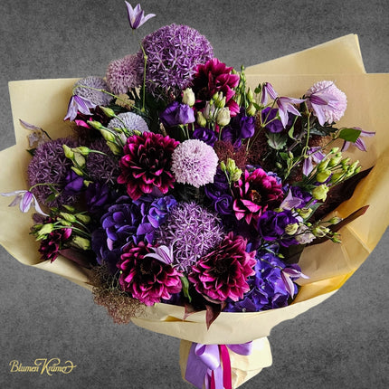 Violetter Blumenstrauss mit Dahlien Zierlauch und saisonalen Blüten online bestellen in Zürich mit Blumenlieferung