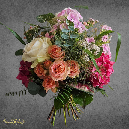 Blumenstrauss mit Rosen Hortensien Alstroemerien und Eukalyptus in Rosa und Creme online bestellen in Zürich