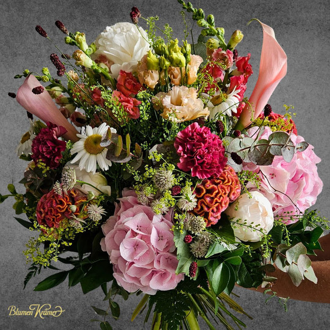 Romantischer Blumenstrauss mit Hortensien Callas und saisonalen Blumen online bestellen in Zürich
